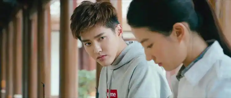 致青春:在寺庙吴亦凡强吻刘亦菲,你这个难过的表情真的吓着我了!