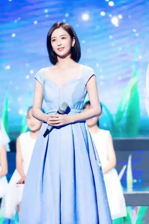 佟丽娅"新时代 新雷锋"晚会造型,穿宝蓝色连衣长裙优雅大气_连衣裙