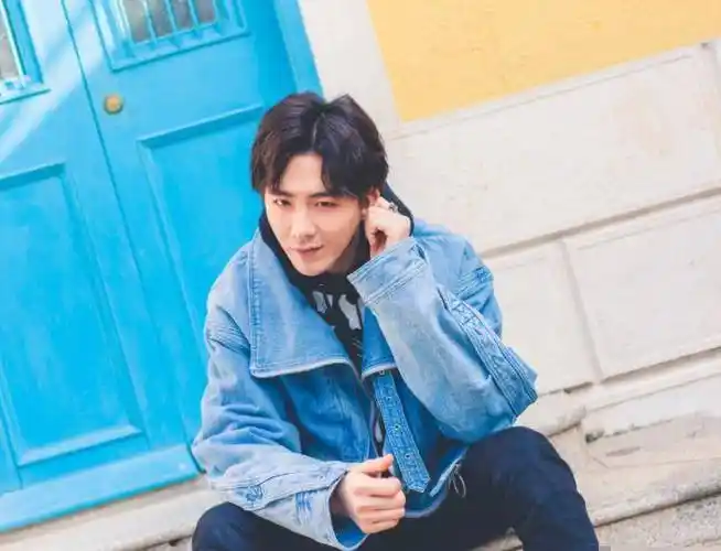 著名歌手刘宇宁片场抽烟被拍!