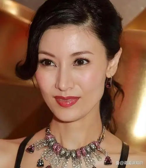 54岁李嘉欣近照认不出!盛世容颜不再,脸部皱纹明显气质依然过人