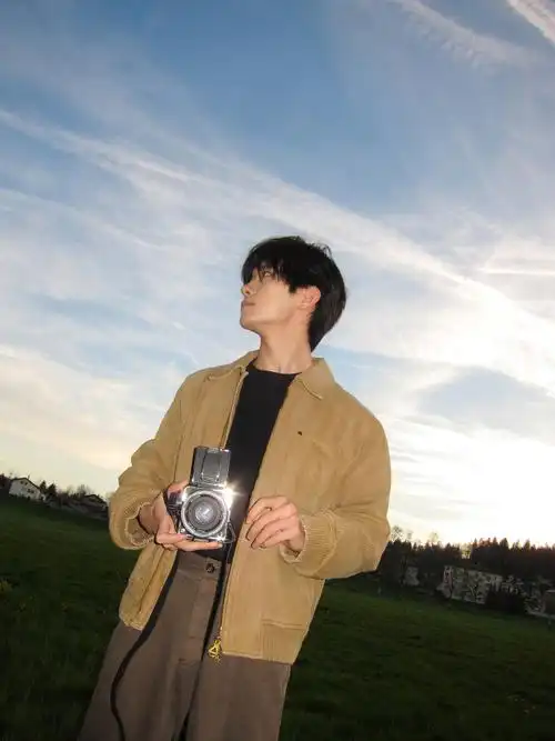 易烊千玺咖色翻领夹克##易烊千玺夹克配雪地靴