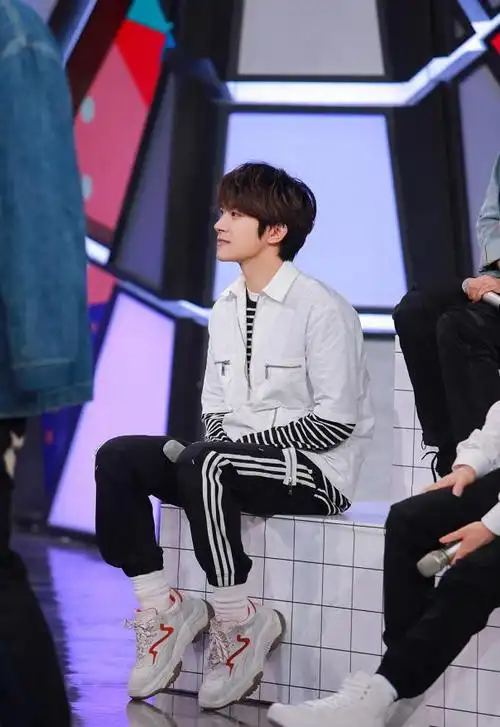 易烊千玺录综艺,谁注意到他的袜子,很少会有男星这么穿