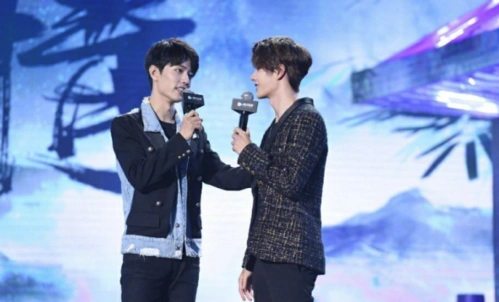 肖战王一博合唱无羁 相互对视有点甜