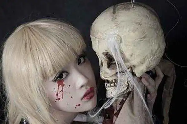 妹妹背着洋娃娃图片恐怖片 姐姐和妹妹以及娃娃的鬼故事