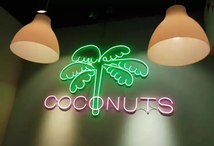 很ins风和少女心颜色搭配非常小清新点缀着少量的金属色天蓝色的墙面