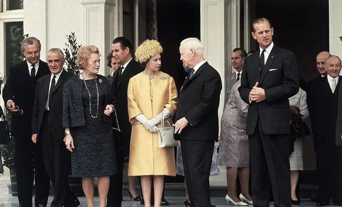 英女王身高162,却从不穿"恨天高",鞋跟不超过5公分,依然文雅