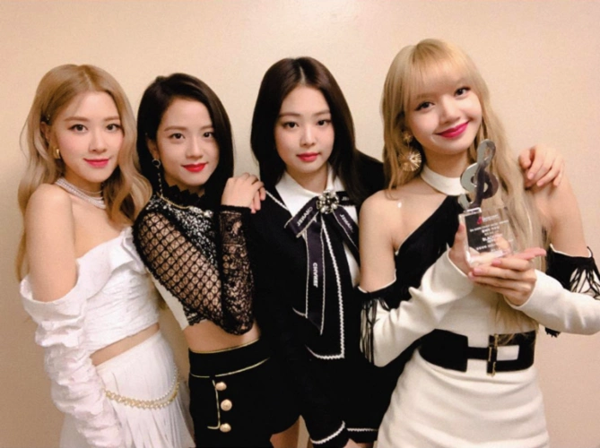 原创人形种草团blackpink的夏季穿搭让你显瘦百分百腿长两米八