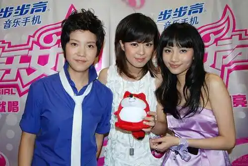 郁可唯和刘惜君7月3日晚22:30,湖南卫视2009快乐女生10强突围赛第二场