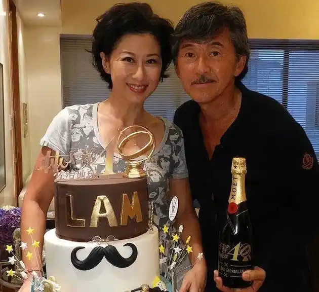 叶倩文57岁生日晒全家福一家人其乐融融