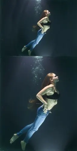 01874_人物素材设计高清拍摄美女在水中游泳阳光洒在女孩身上显示出