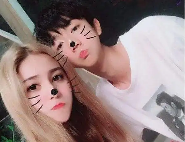 "翻版王俊凯"奇葩操作多,17岁早恋大方晒女友,网友吐槽遭网暴|蔡徐坤|