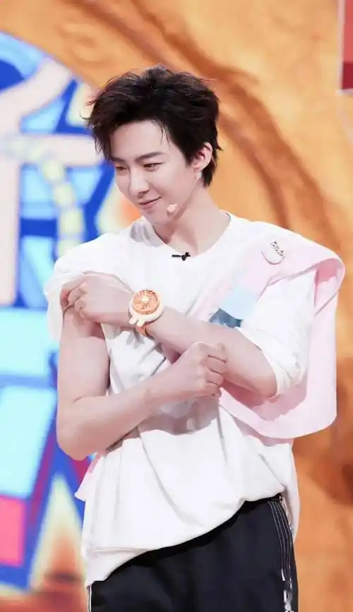 王源偷s漏s?郑爽被海外追逃?刘宇宁杨超越复合?屈楚萧张佳宁分了?