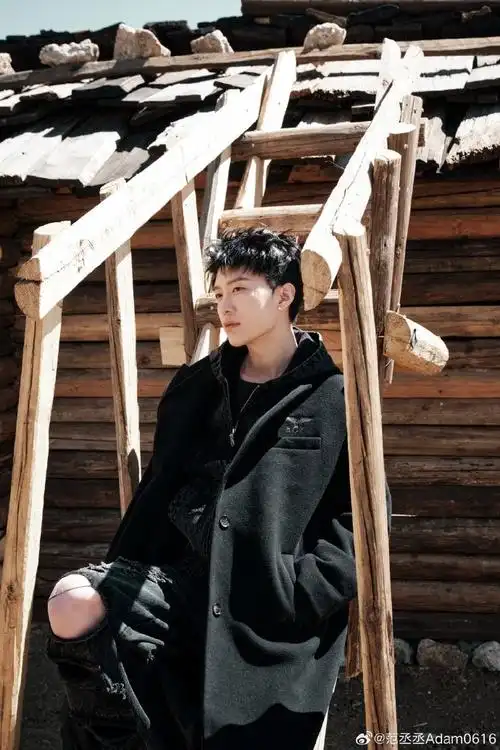 范丞丞白色挑染#谁给范丞丞做的发型简直太帅了吧!给老师加鸡腿!