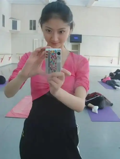 17岁景甜练芭蕾舞的照片纯真甜美双眼皮太大被称蛙系美女