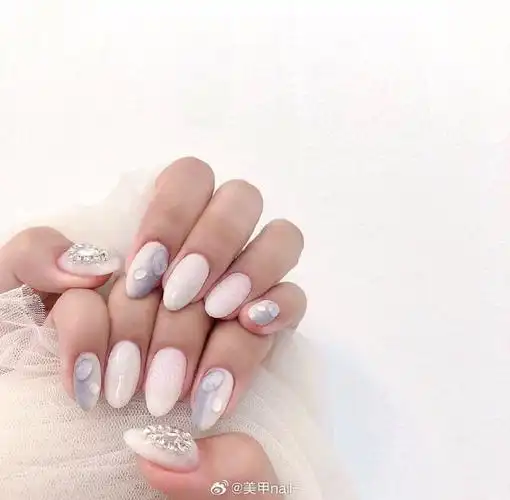 本期精选的美甲款式,不管你的肤色是偏黄还是偏黑,都能轻松显白两个度