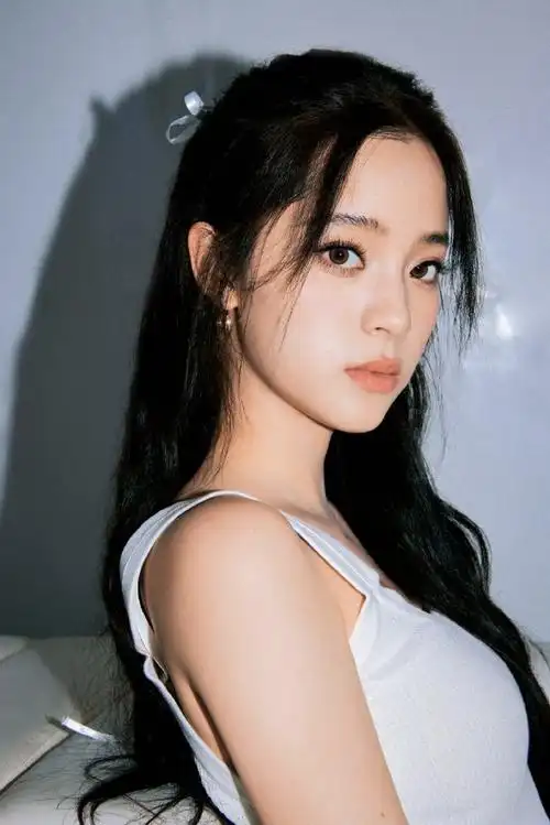 欧阳娜娜摇滚范儿穿搭造型分享,白色修身背心搭配牛仔短裤简单显身材