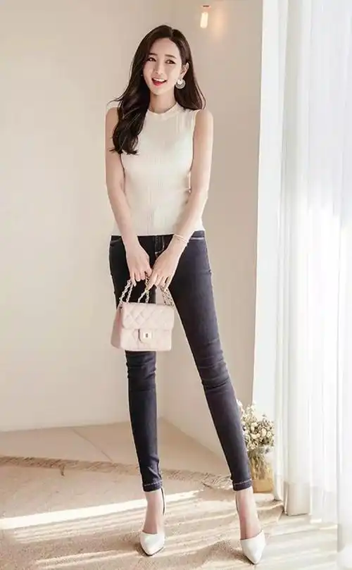 一双粗跟的高跟凉鞋,修饰了身材的迷人曲线又带着一丝的女人味