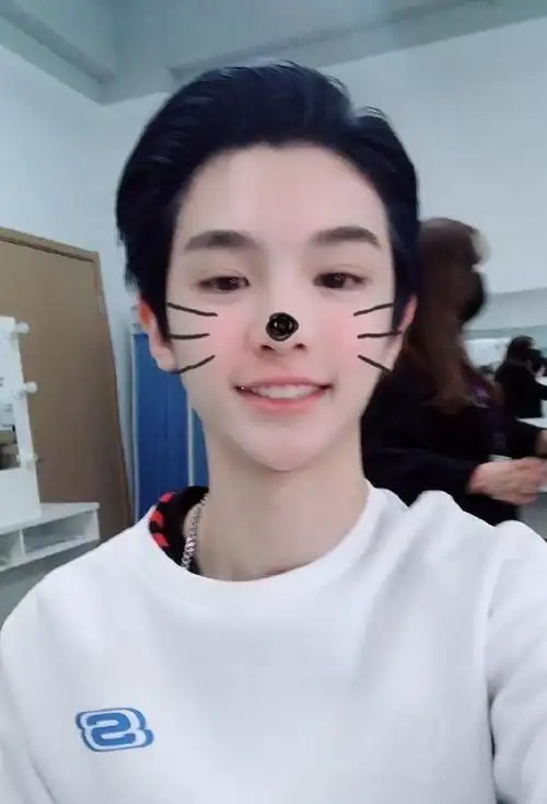 百分九成员的童年照,蔡徐坤从小帅到大,范丞丞胖乎乎的可爱|尤长靖