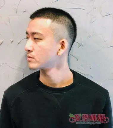 学生向男生短发寸头发型剃鬓角的发型,有着光光的曲线,发际线的头发留