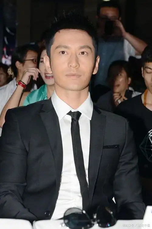 黄晓明人生低谷!因离婚被套走25亿,过去隐私也全被揭露!