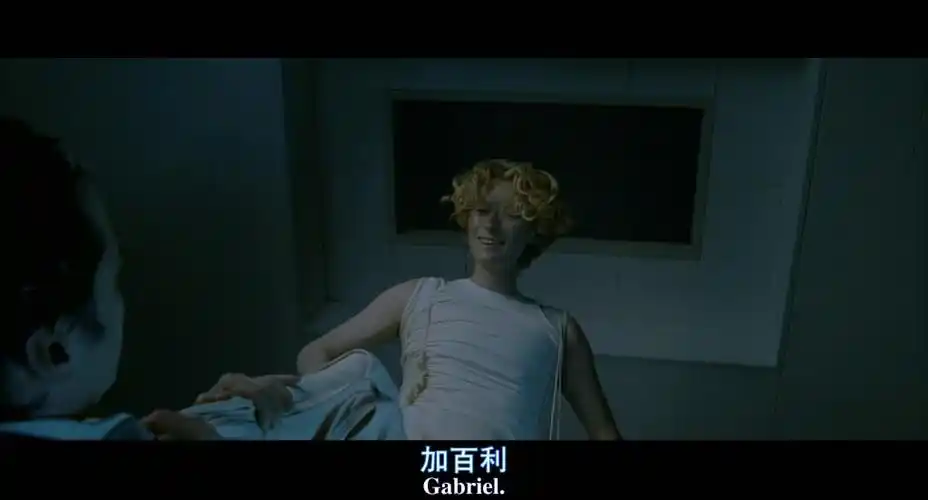 一个电影天使光着脚踩在一个男人脸上