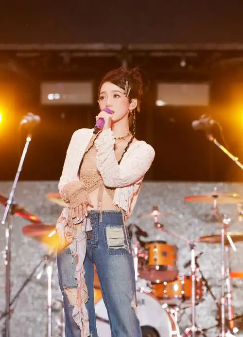 孟美岐露腰了##孟美岐露腰