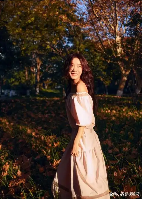 王珞丹米色一字肩连衣裙轻松惬意