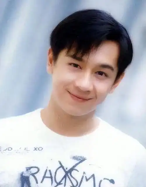 黄磊"发福",尹正"姨化",这10位男星年轻时也太帅了