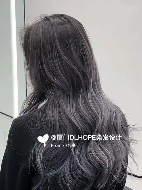 茶色条吧系一个更个性 张扬的灰色低调与张扬结合碰撞出不一样的染发