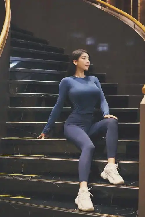 健身美女刘太阳火了!蜂腰细臀美到犯规,网友:这身材不得不服啊