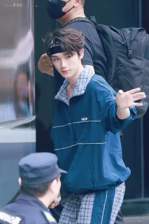 丁程鑫格子套装发带造型