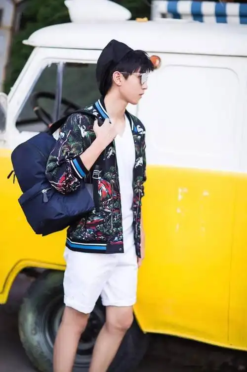 王俊凯北京出发,腿上伤疤怎么回事?饭拍和官方的区别啊