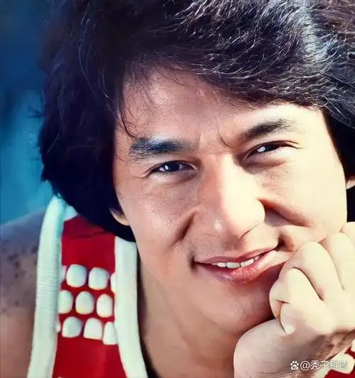 成龙老了,周润发老了,刘德华也老了,而69岁的他看起来像30岁