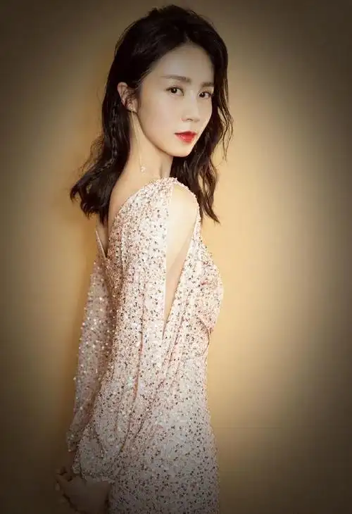 孙莉年轻时旧照曝光,长相清纯惊艳.网友:怪不得黄磊这么着急