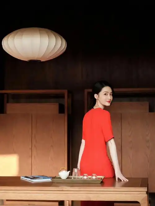 李沁的红裙好似历史花园里绽放的一朵曼陀罗,她清冷的气质如同那花旁