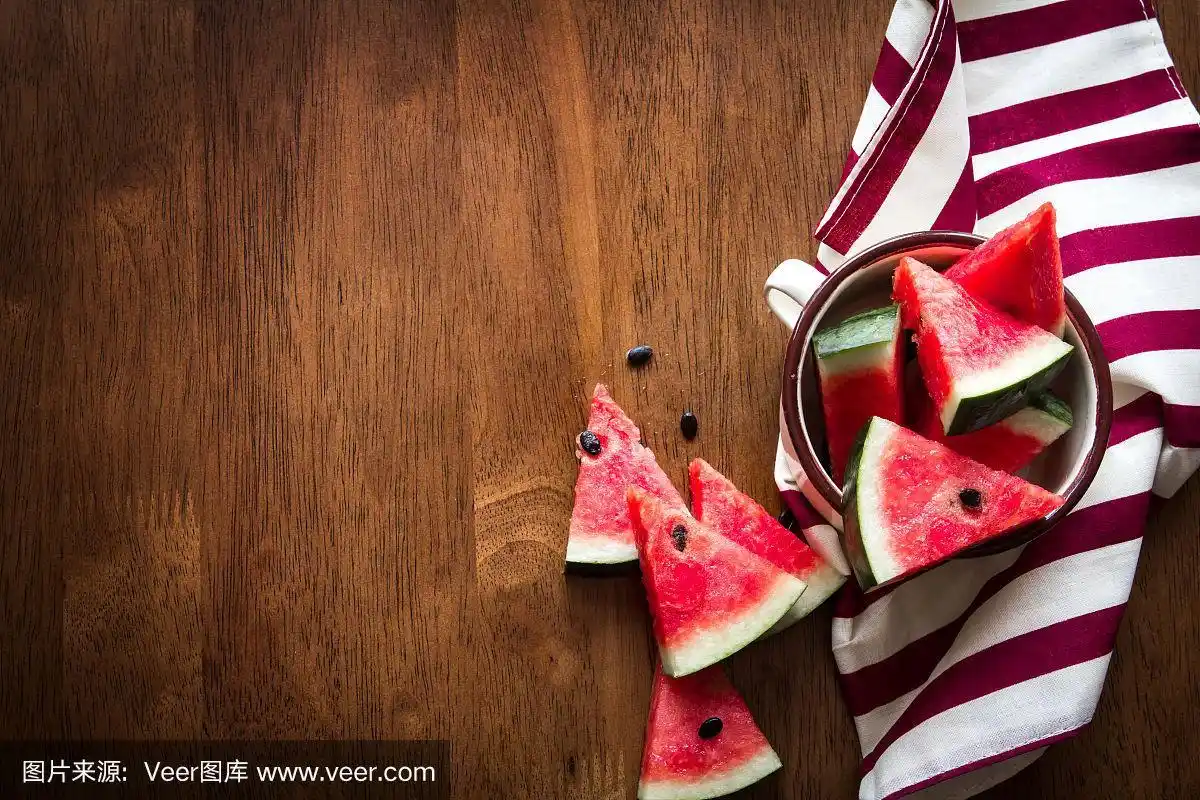 新鲜的切片西瓜水果在棕色的木制背景