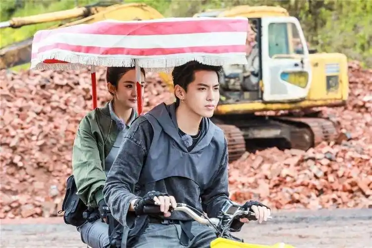 互看对方的眼神赵丽颖吴亦凡恋情坐实赵丽颖吴亦凡恋情天涯吴亦