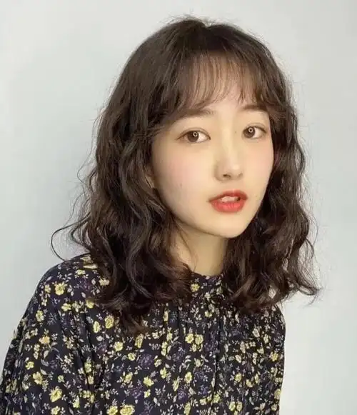 脸长怎么选发型(长脸型适合什么样的发型女)(图7)