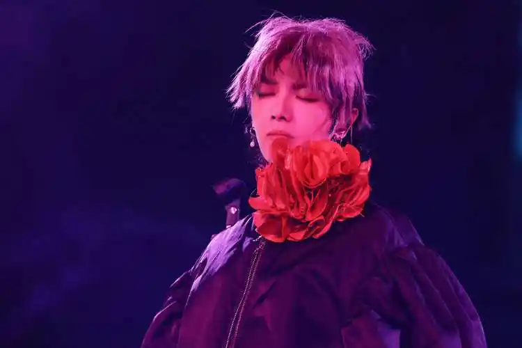 华晨宇《虚幻与现实》演唱会首唱 颠覆传统曲风融合"巴洛克摇滚歌剧"