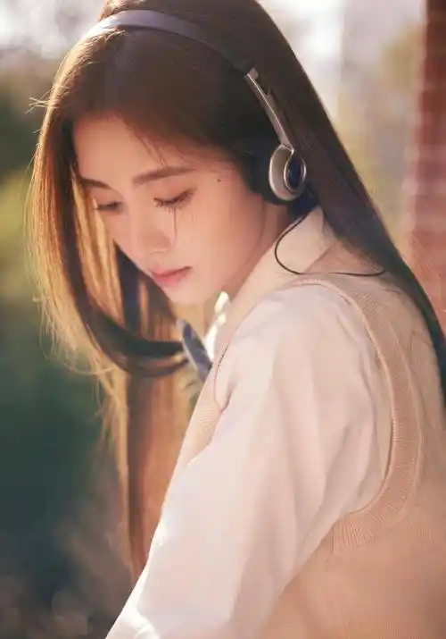 鞠婧祎校园风写真,一身白色衬衫搭配蓝色格纹半裙,清纯又少女_造型