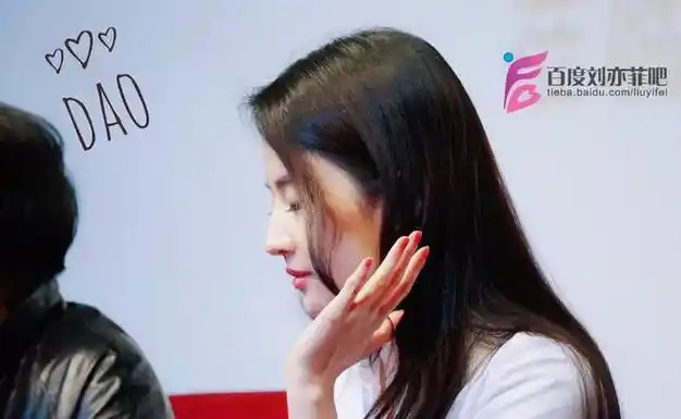 白衬衫刘亦菲十年前露水红颜重庆见面会