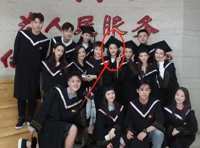 众星回北电拍毕业照,关晓彤青涩王俊凯帅气,我被周也的侧颜圈粉_明星