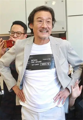 梁家辉和妻子出席活动近照,网友:原来她每天面对这样的女人