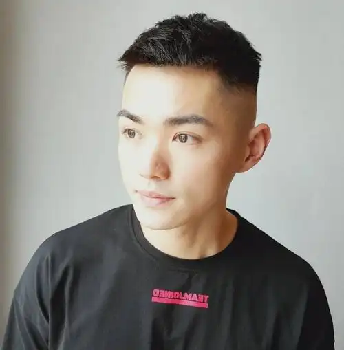 男生留"背头"太油腻了,不如剪这5款清爽发型,干净帅气显精神