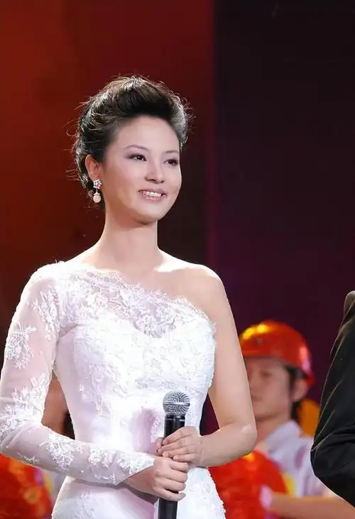 央视主持人管彤:嫁普通丈夫,42岁高龄生子,如今幸福美满|韩红|安宁