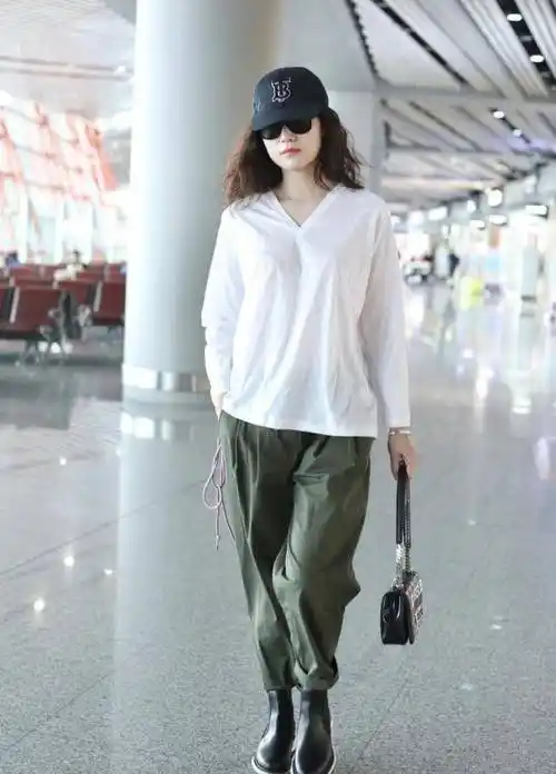 宋佳,穿搭简约并且素颜走机场,照样自带超模气场_线条_白色_时尚