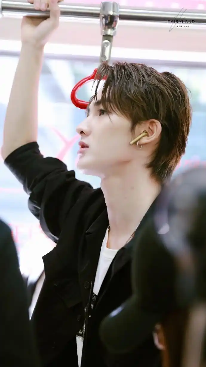 朱正廷北京飞成都 酷帅型男展现完美侧颜