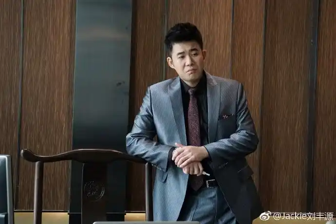 刘丰源也是一个演员,显然名气远不如王子文,出演过《奋斗》《家n次方