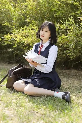 清纯可爱美少女学生制服户外写真图片