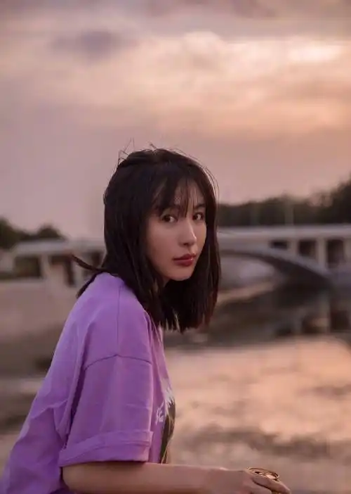 李菲儿状态能打,穿浅紫色t恤凸显动人身材,33岁魅力依旧_风格_显得_时